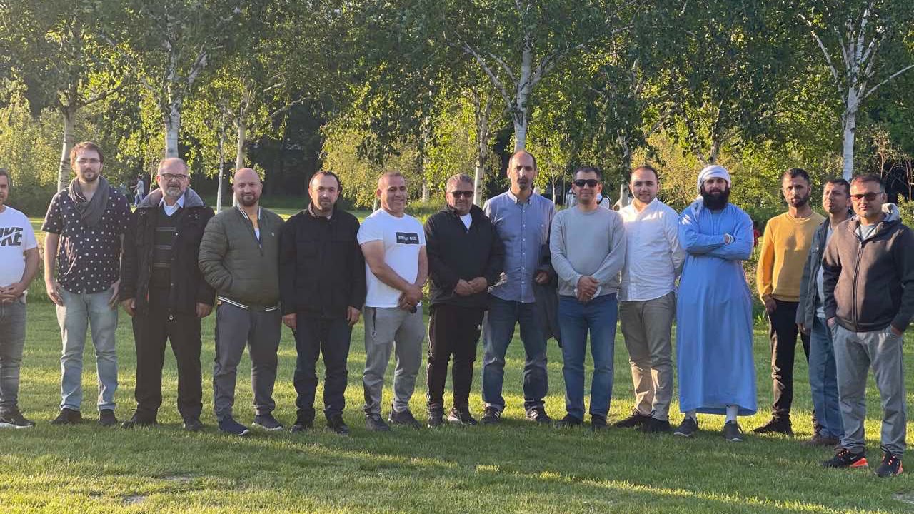 جمعی از اعضای جامعه در یک پارک